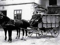 Hitna pomoć 1910. godine, Prilaz kbr. 15 (danas Deželićeva 23). Jedno od dva vozila